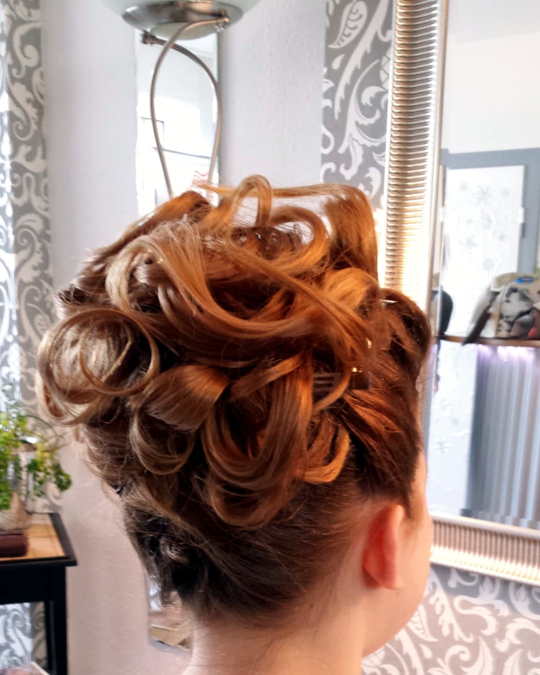 Hochsteckfrisur mit weich gelegten Locken und Volumen