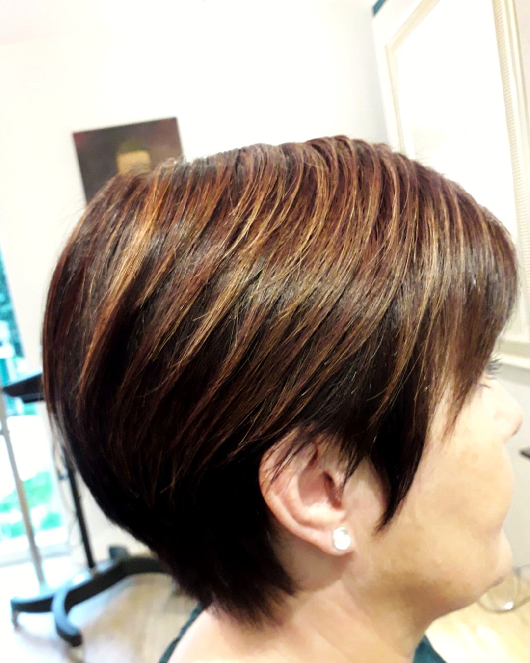 Kurzer Bob mit warmen Highlights