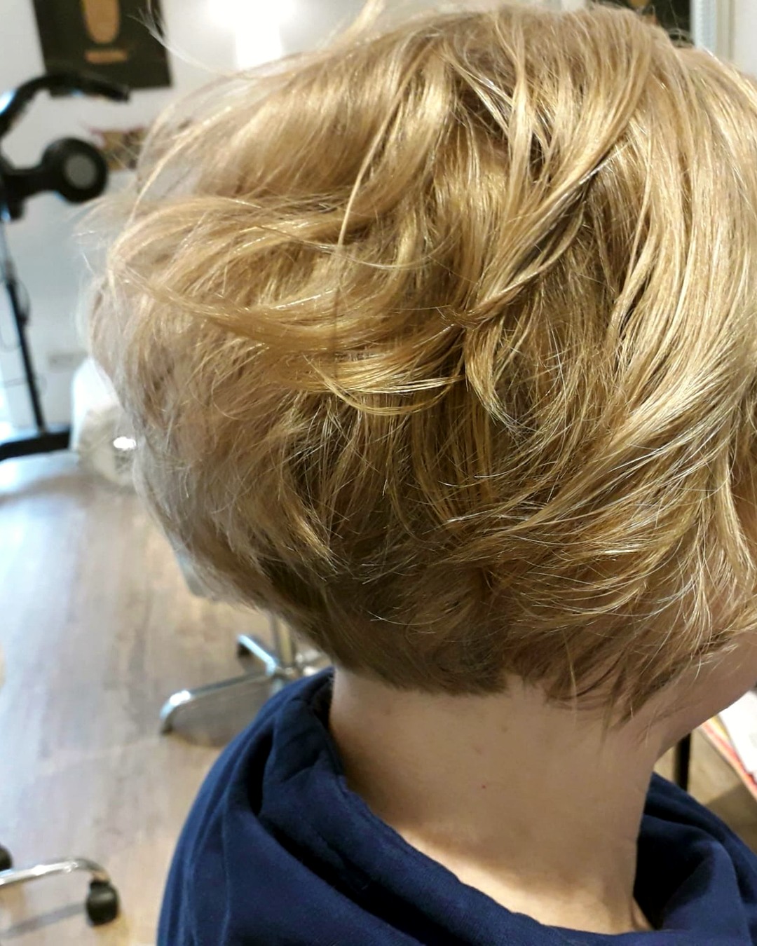 Blonder Kurzhaarschnitt mit Bewegung und Struktur