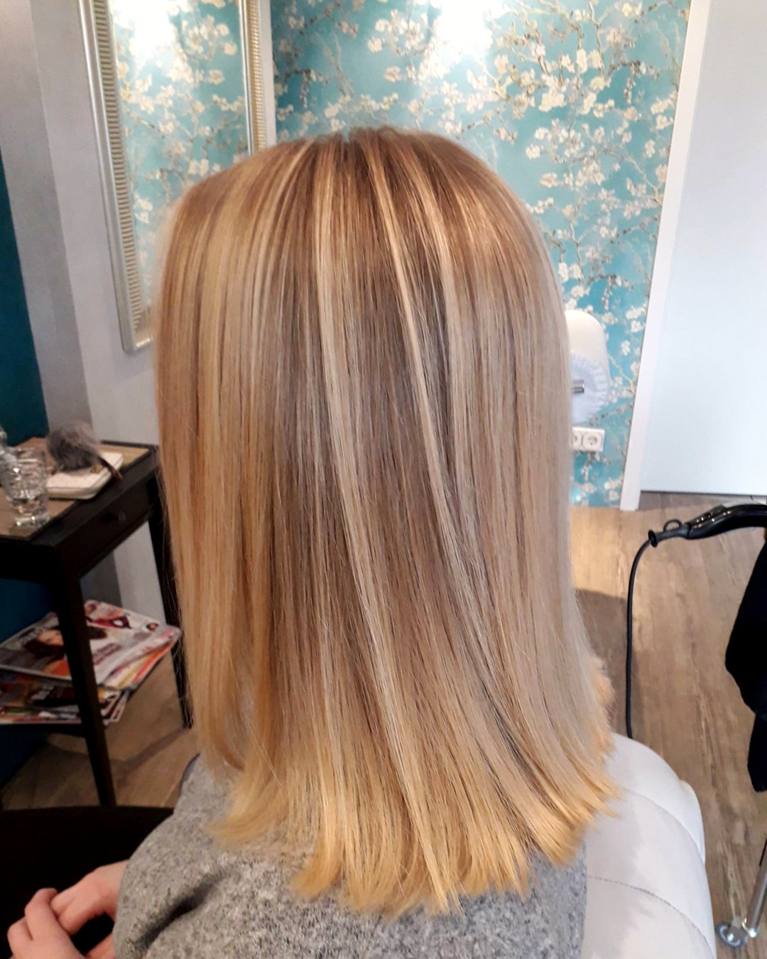 Glattes blondes Haar mit feinen natürlichen Nuancen