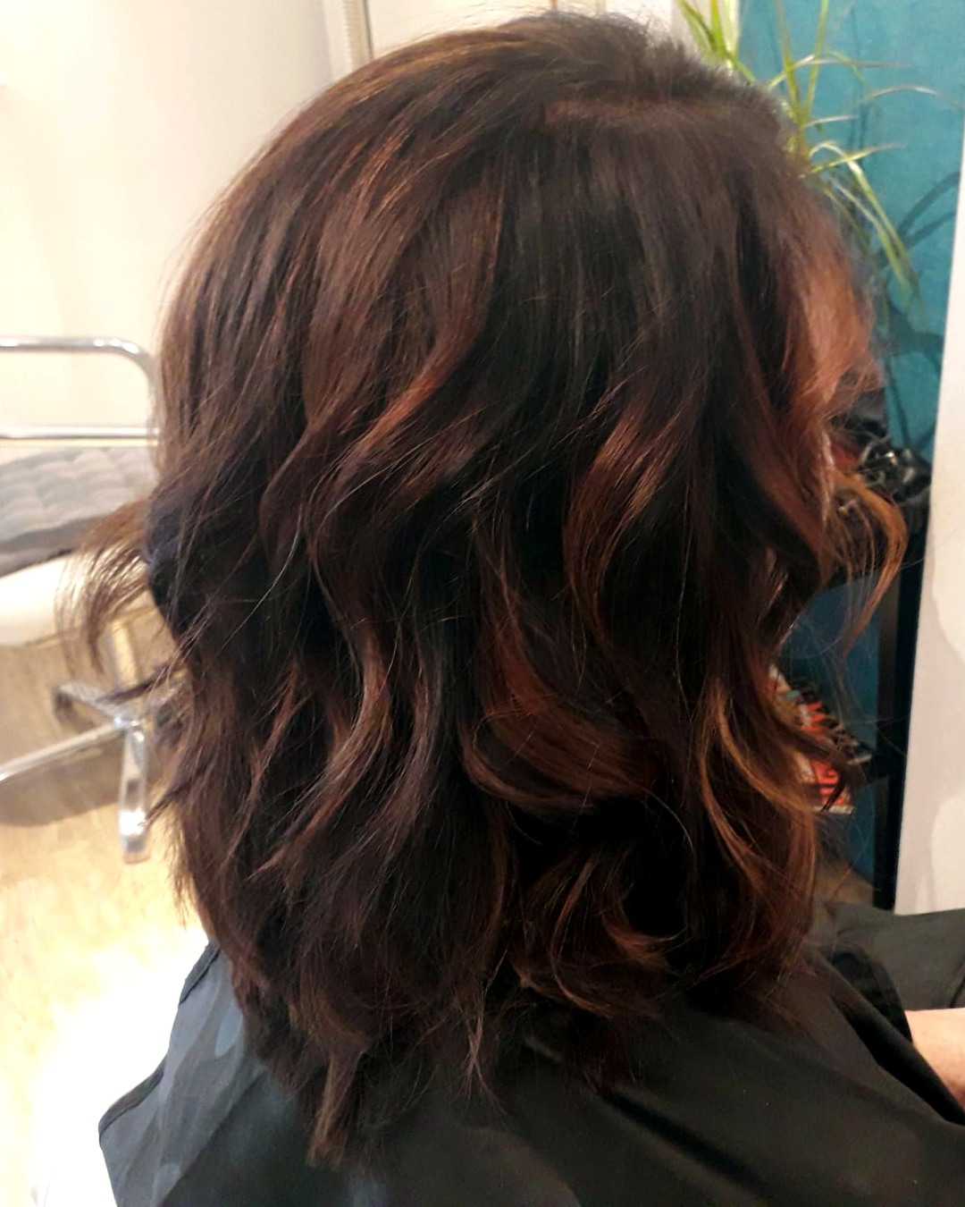 Dunkles Haar mit weichen Wellen und warmen Akzenten