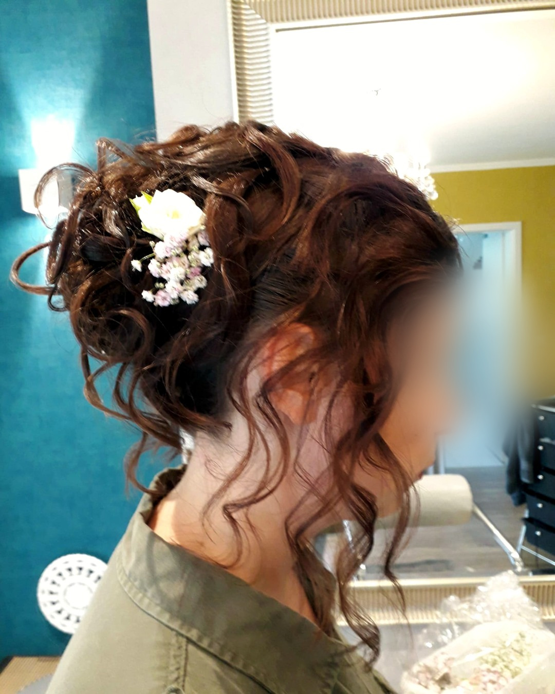 Romantische Hochsteckfrisur mit echten Blüten