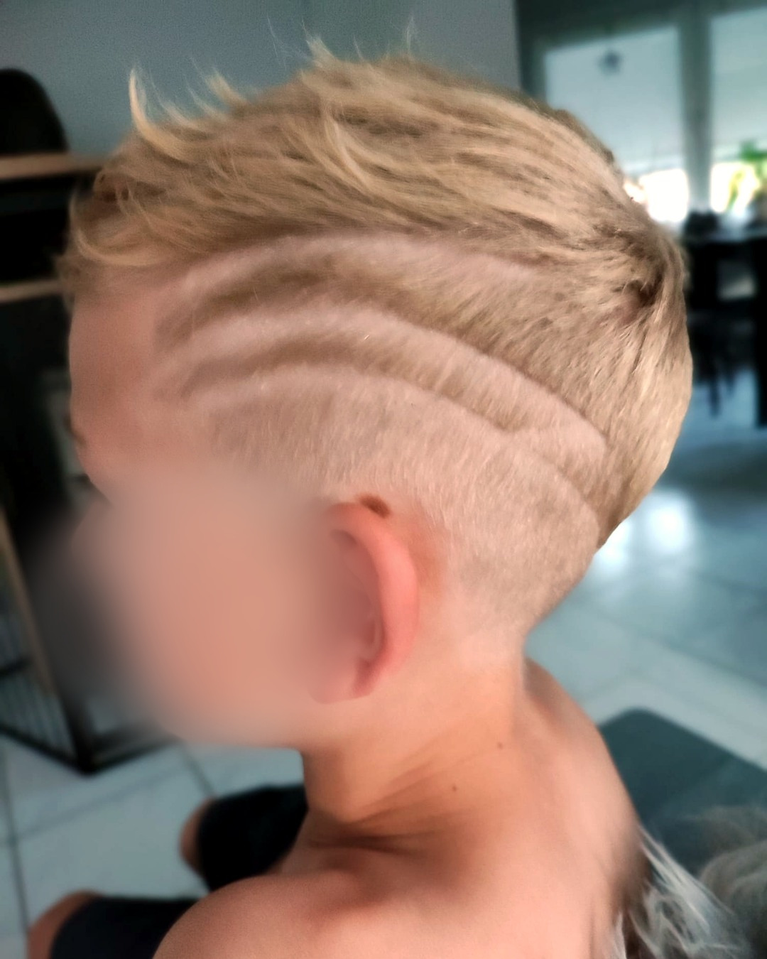 Moderner Haartattoo-Schnitt mit klaren Linien