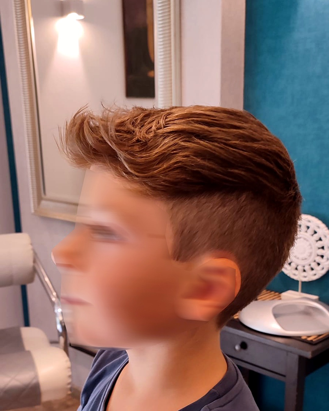 Moderner kurzer Jungenhaarschnitt mit sauberem Fade