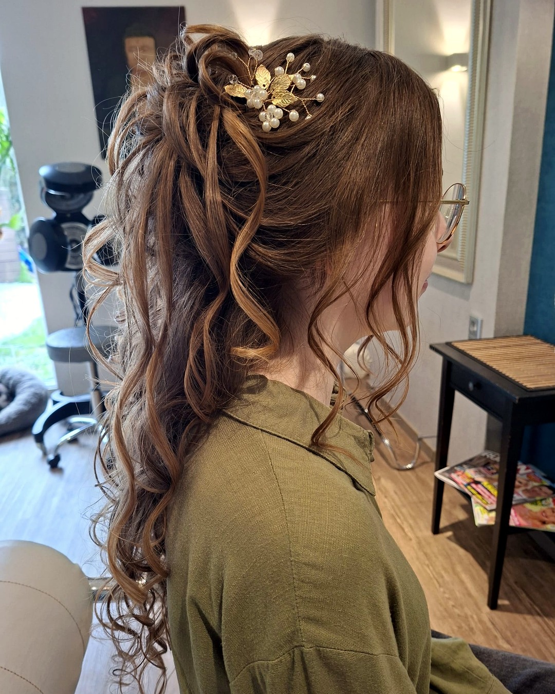 Lange festliche Lockenfrisur mit goldenem Haarschmuck