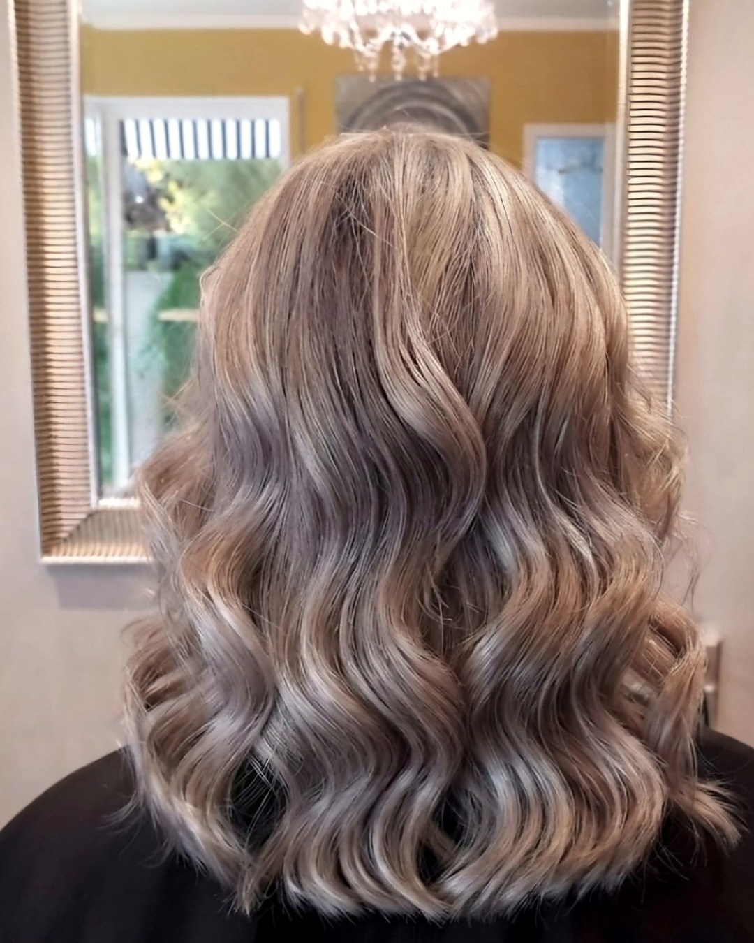 Mittellanges kuehles Blond mit weichen Wellen