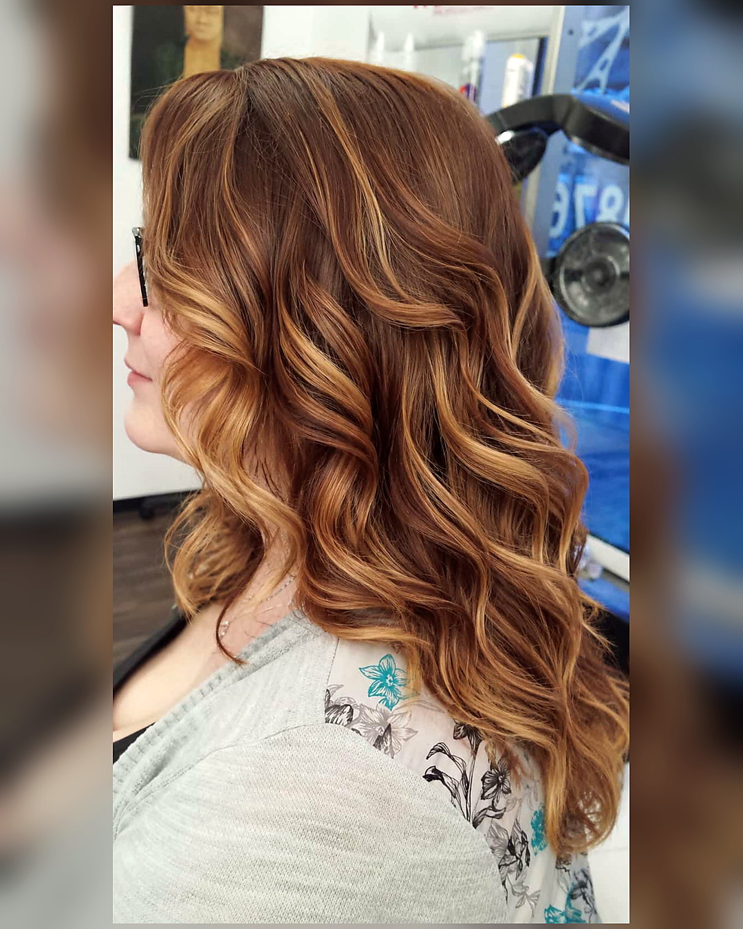 Langes kupferfarbenes Haar mit weichen Locken