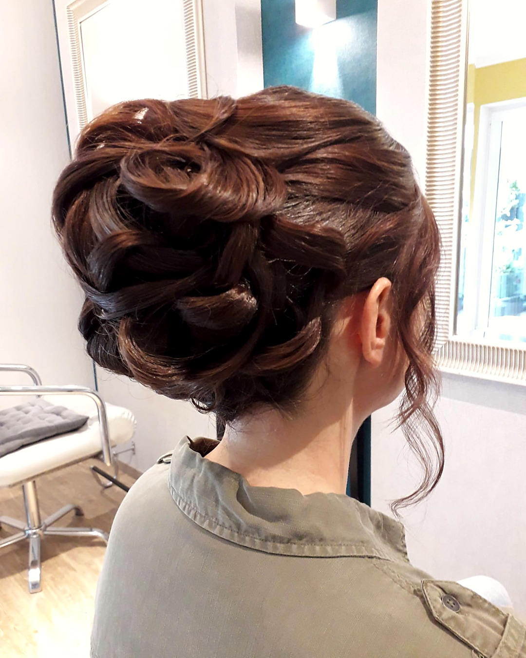 Elegante dunkle Hochsteckfrisur mit grossen Schlaufen