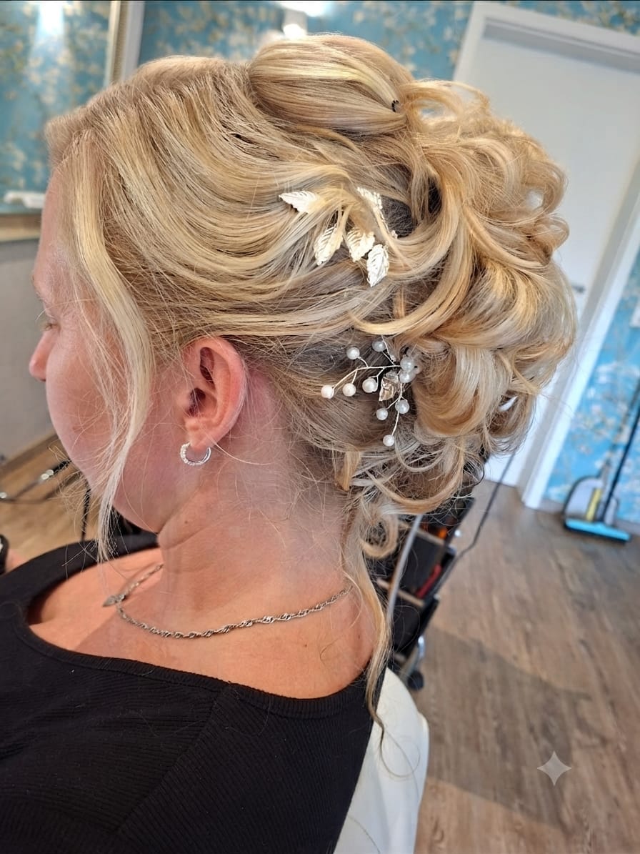 Festliche blonde Hochsteckfrisur mit Locken und feinem Haarschmuck
